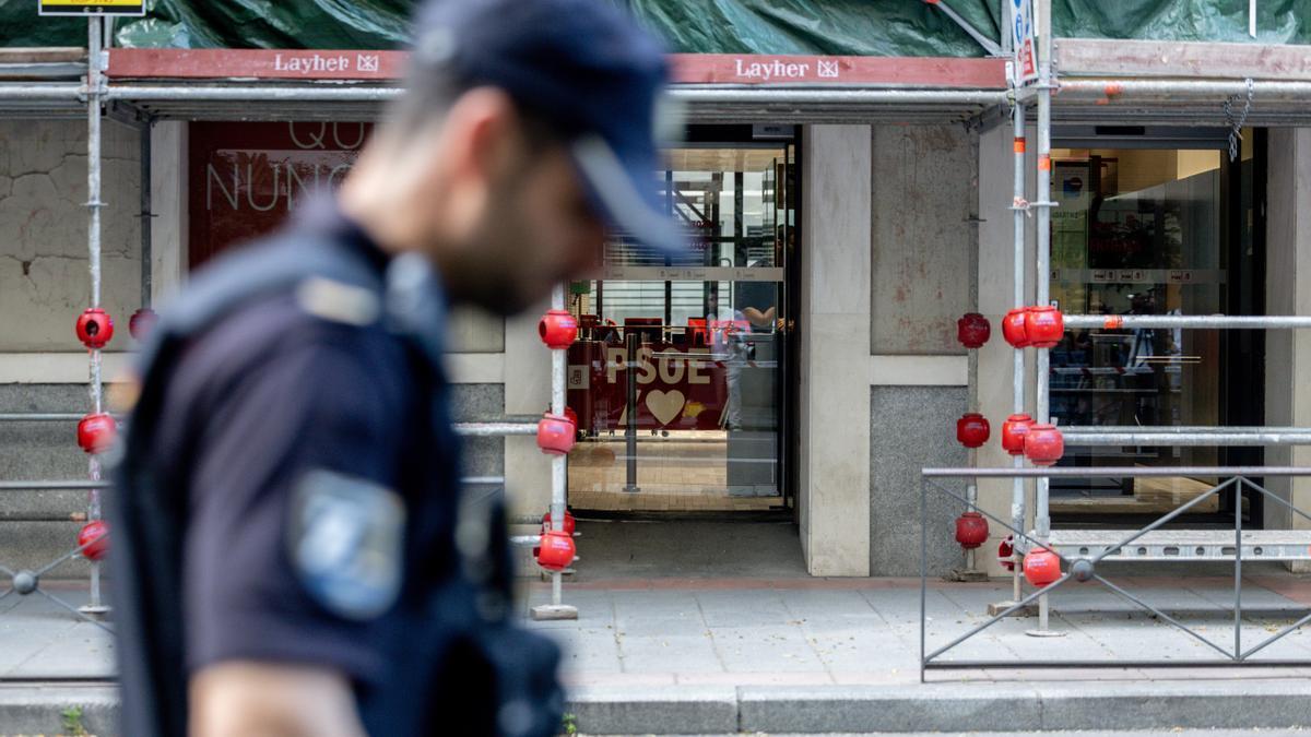 Un agente de la Policía Nacional delante de la sede nacional del PSOE en Ferraz.
