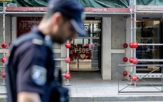 Un agente de la Policía Nacional delante de la sede nacional del PSOE en Ferraz.