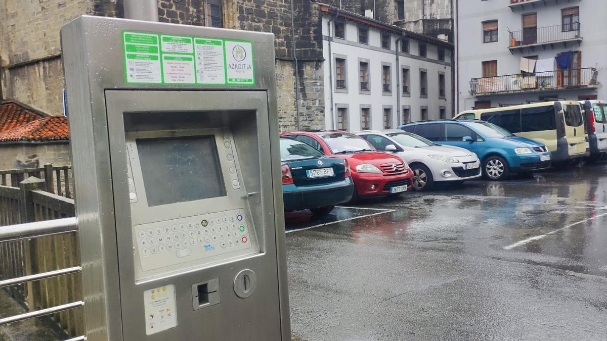 Vista de la zona de estacionamiento situada entre la parroquia y el palacio de Floreaga