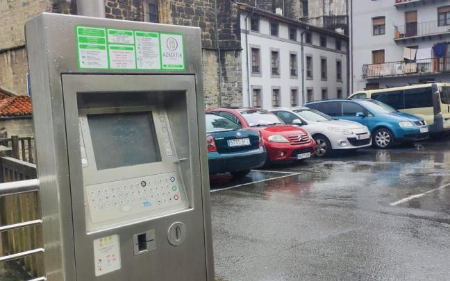 Vista de la zona de estacionamiento situada entre la parroquia y el palacio de Floreaga