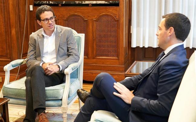 El lehendakari, Imanol Pradales, con el portavoz parlamentario de EH Bildu, Pello Otxandiano