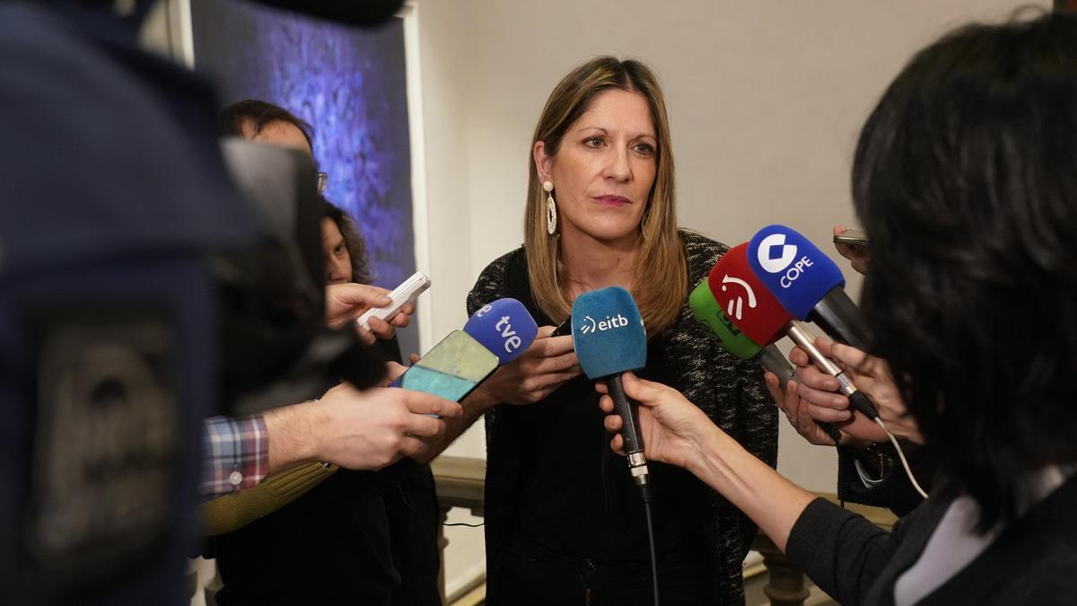Saray Zárate hace unos días hablando del cierre de Guardian en el Palacio foral en medio de una importante expectación mediática.