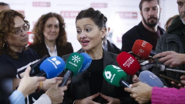 Sira Rego atiende a los medios de comunicación.