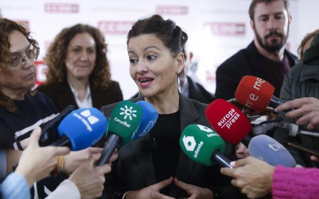 Sira Rego atiende a los medios de comunicación.