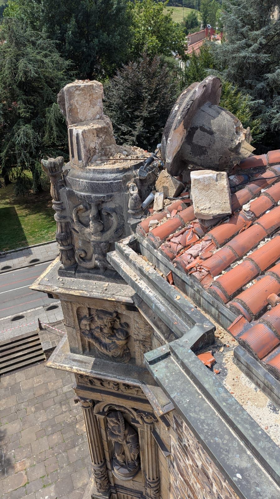 Daños provocados en el edificio histórico de la universidad de Oñati; una de las joyas del Renacimiento en Euskadi.