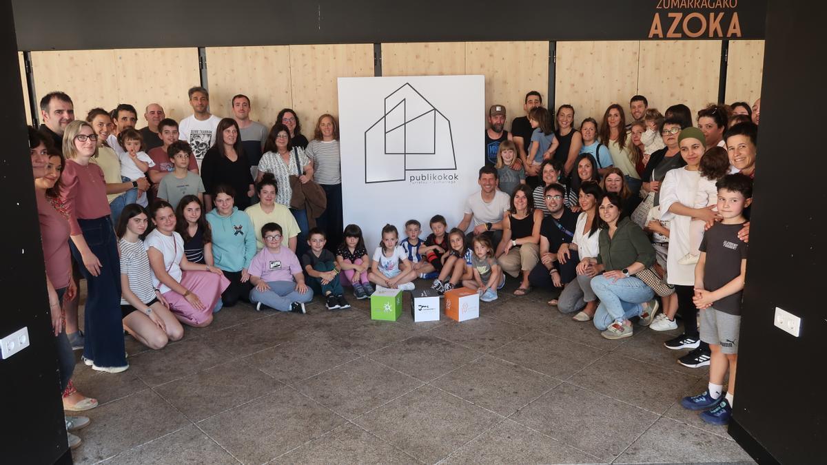 Aurkezpenean parte hartu zuten bizilagunak.