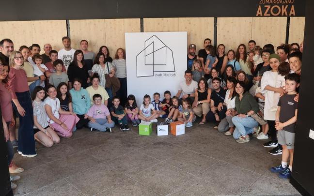 Aurkezpenean parte hartu zuten bizilagunak.
