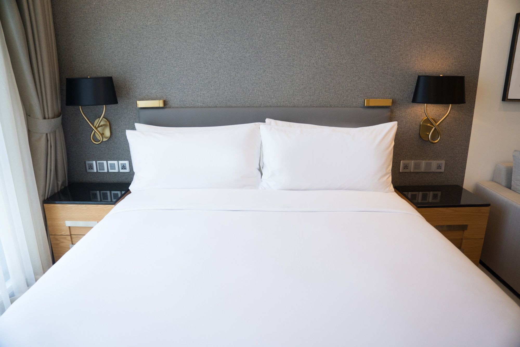 Cama con todo el textil en color blanco.