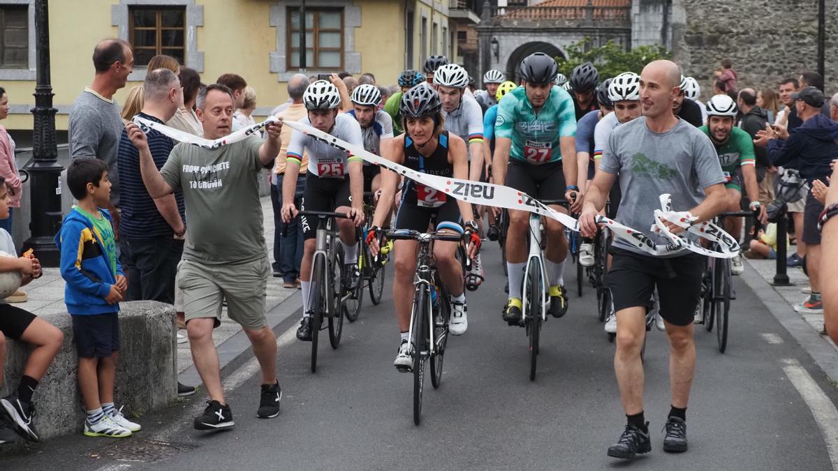 Salida de la prueba del año pasado a través del puente de Txankakua para afrontar el tramo en bicicleta.