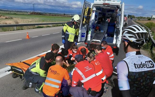 Personal sanitario, bomberos y policías forales atienden al herido más grave. Personal sanitario, bomberos y policías forales atienden al herido más grave.