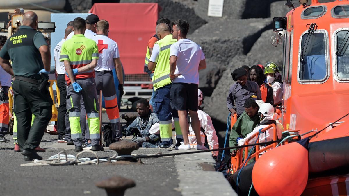 Un grupo de inmigrantes llegan ayer al puerto de La Restinga, en la isla de El Hierro.