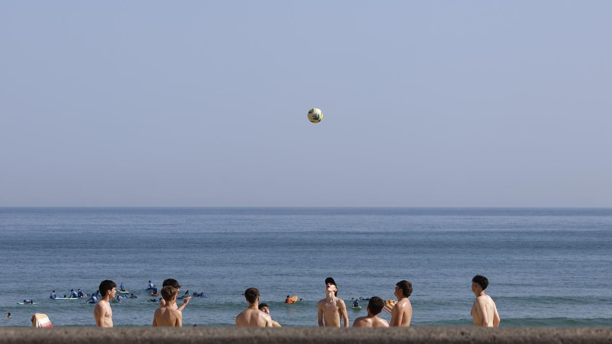 Un grupo de jóvenes jugaba en la playa de La Concha, en Donostia, el pasado mes de junio.