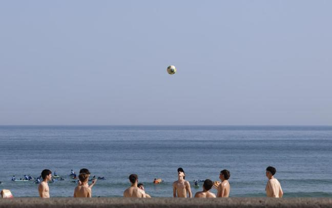 Un grupo de jóvenes jugaba en la playa de La Concha, en Donostia, el pasado mes de junio.