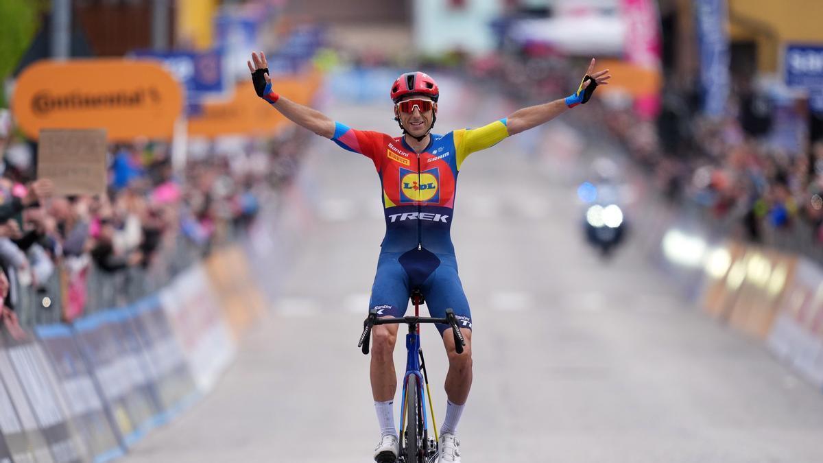 Carlos Verona festeja la victoria en Asiago antes del día descanso.