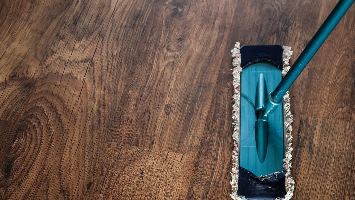 Limpiar los suelos de madera o parquet con productos específicos y suaves para no eliminar el acabado y dañarlos