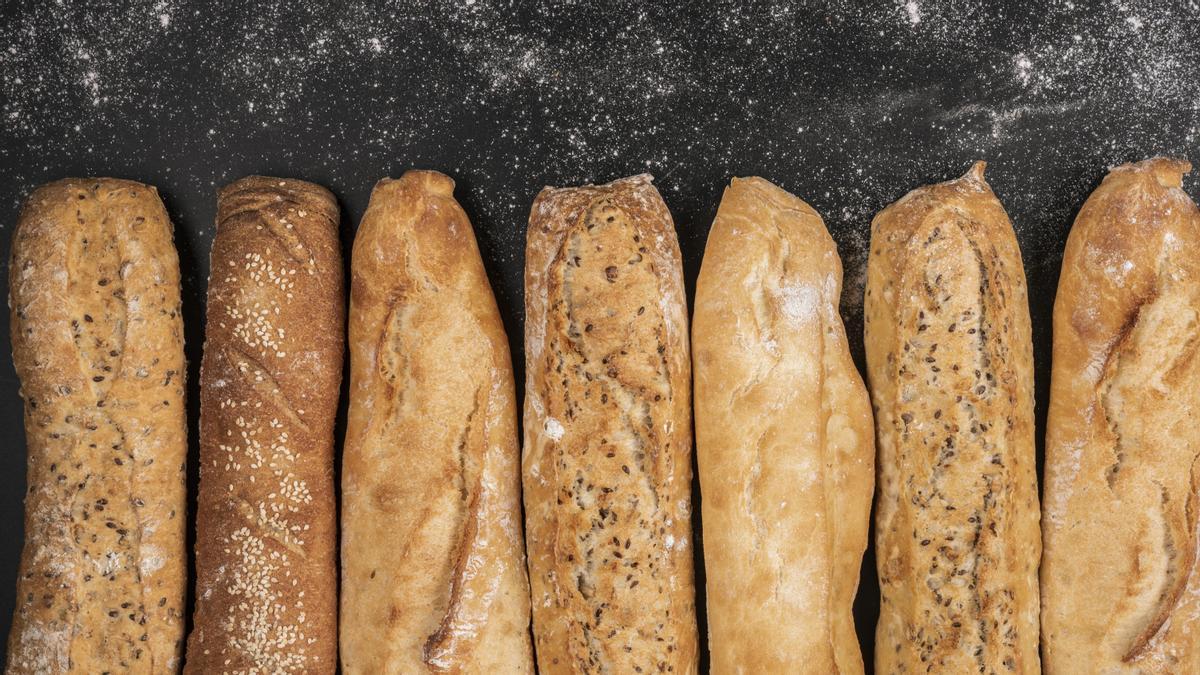 El pan integral es más nutritivo que el blanco porque contiene más fibra, vitaminas y minerales.