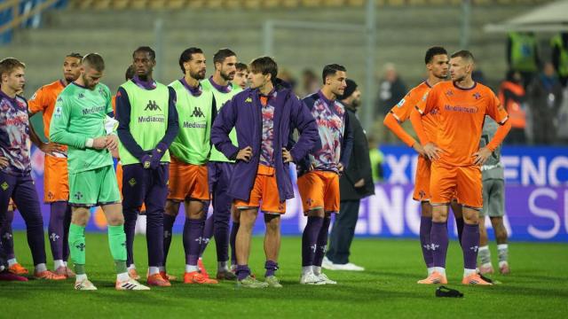Los jugadores de la Fiorentina dan la cara ante los aficionados tras su última derrota en la Serie A, ante el Hellas Verona (1-2).