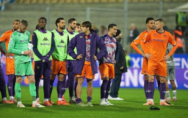 Los jugadores de la Fiorentina dan la cara ante los aficionados tras su última derrota en la Serie A, ante el Hellas Verona (1-2).