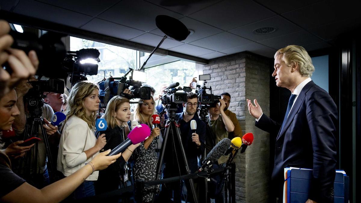 Geert Wilders comparece ante los medios tras las negociaciones.