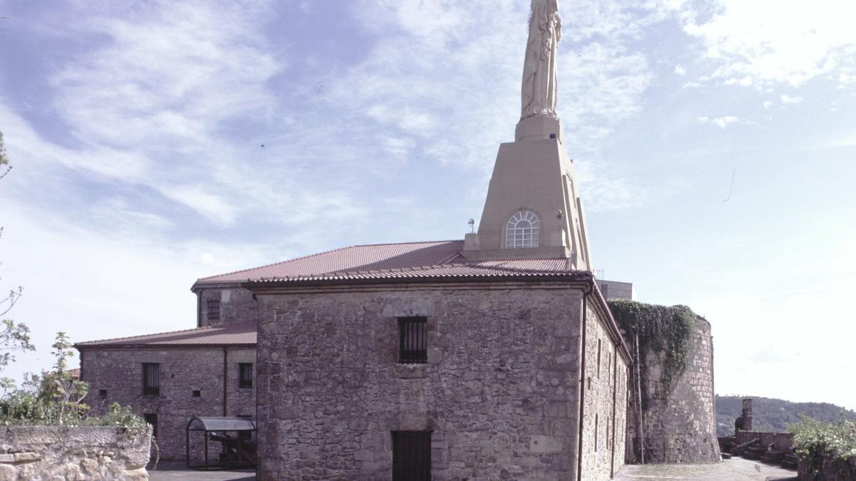 Vista del Castillo de la Mota, en lo alto de Donostia