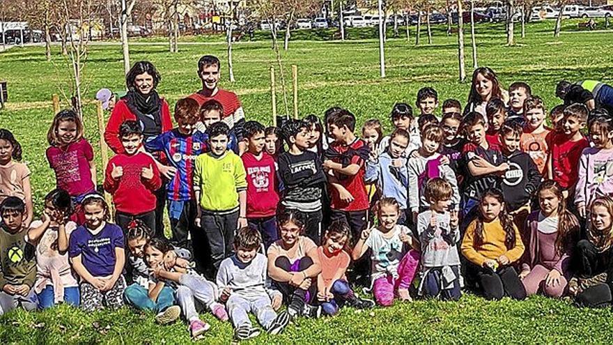 250 niños y niñas, en la primera jornada del día del árbol en Estella-Lizarra.