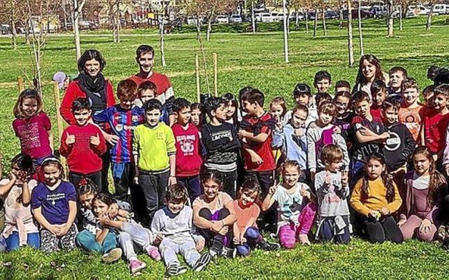 250 niños y niñas, en la primera jornada del día del árbol en Estella-Lizarra.