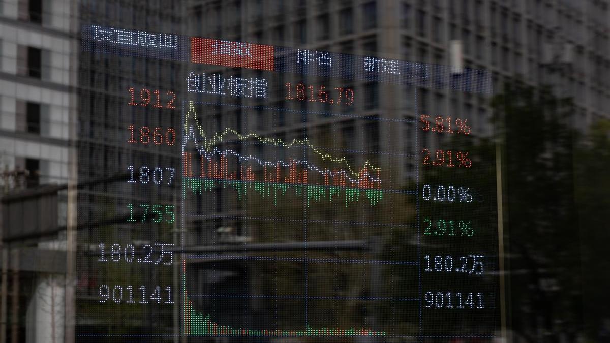 Una pantalla en Pekín (China) muestra el índice ChiNext de la bolsa de Shenzhen.