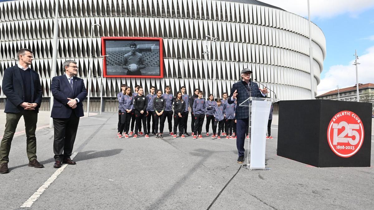 Iribar, durante la presentación de su estatua, junto a Jon Uriarte, Juan Mari Aburto y porteros de las categorías inferiores del Athletic.