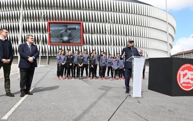 Iribar, durante la presentación de su estatua, junto a Jon Uriarte, Juan Mari Aburto y porteros de las categorías inferiores del Athletic.