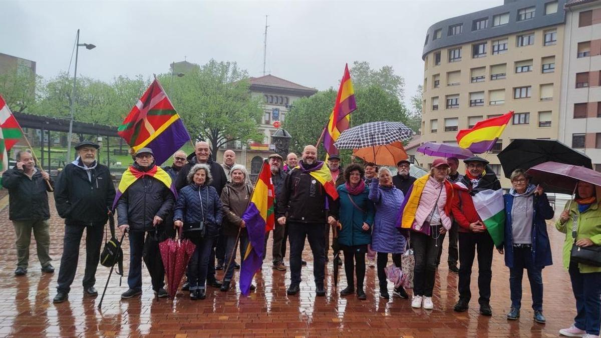 El coordinador de Podemos Euskadi, Richar Vaquero, participa en un 'paseo republicano' por la Margen Izquierda