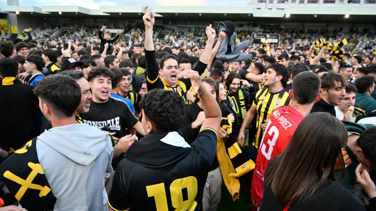 Aficionados del Barakaldo celebran el ascenso a Primera RFEF / OSKAR GONZÁLEZ