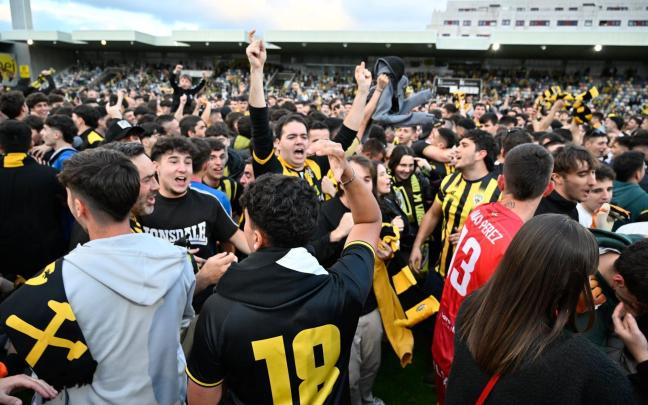 Aficionados del Barakaldo celebran el ascenso a Primera RFEF / OSKAR GONZÁLEZ Aficionados del Barakaldo celebran el ascenso a Primera RFEF / OSKAR GONZÁLEZ