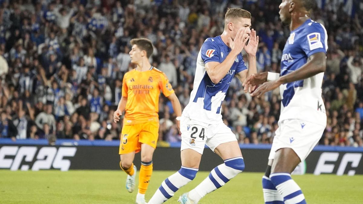 Luka Sucic no se cree que su golpeo no acabara en gol ante el Real Madrid. / RUBEN PLAZA