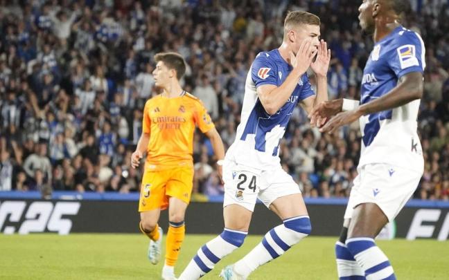 Luka Sucic no se cree que su golpeo no acabara en gol ante el Real Madrid. / RUBEN PLAZA