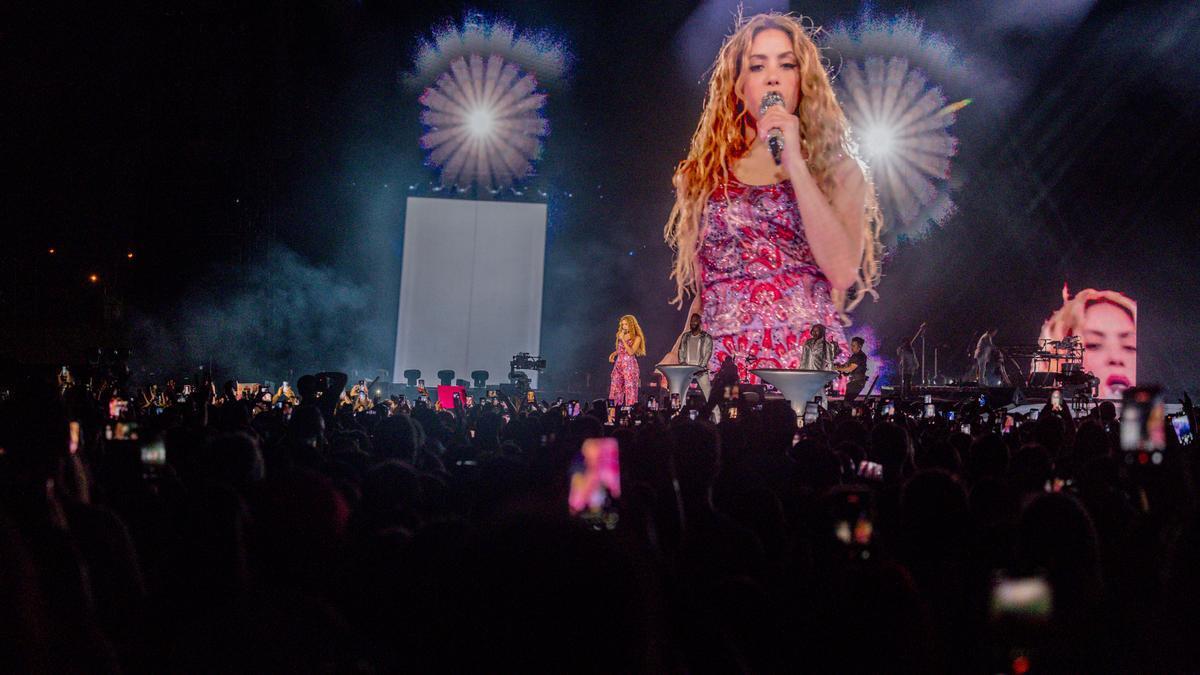 La cantante Shakira actúa durante el primer concierto de su residencia en España