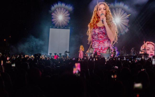 La cantante Shakira actúa durante el primer concierto de su residencia en España