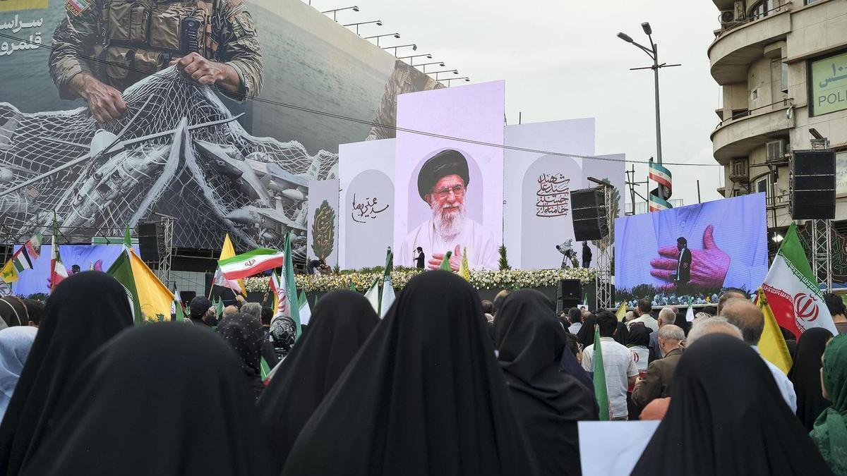 Una imagen del asesinado líder supremo de Irán es mostrada en un acto de apoyo a su sucesor Mojtaba Jameneí en Teherán.