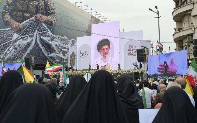 Una imagen del asesinado líder supremo de Irán es mostrada en un acto de apoyo a su sucesor Mojtaba Jameneí en Teherán.