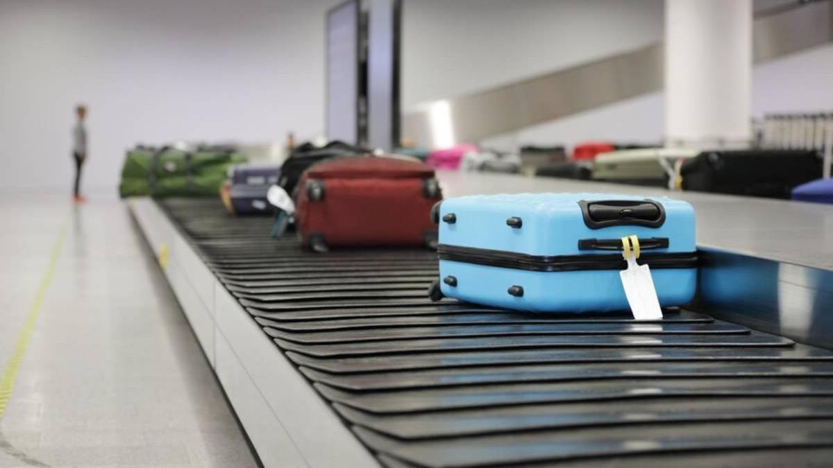 Maletas en la cinta del aeropuerto