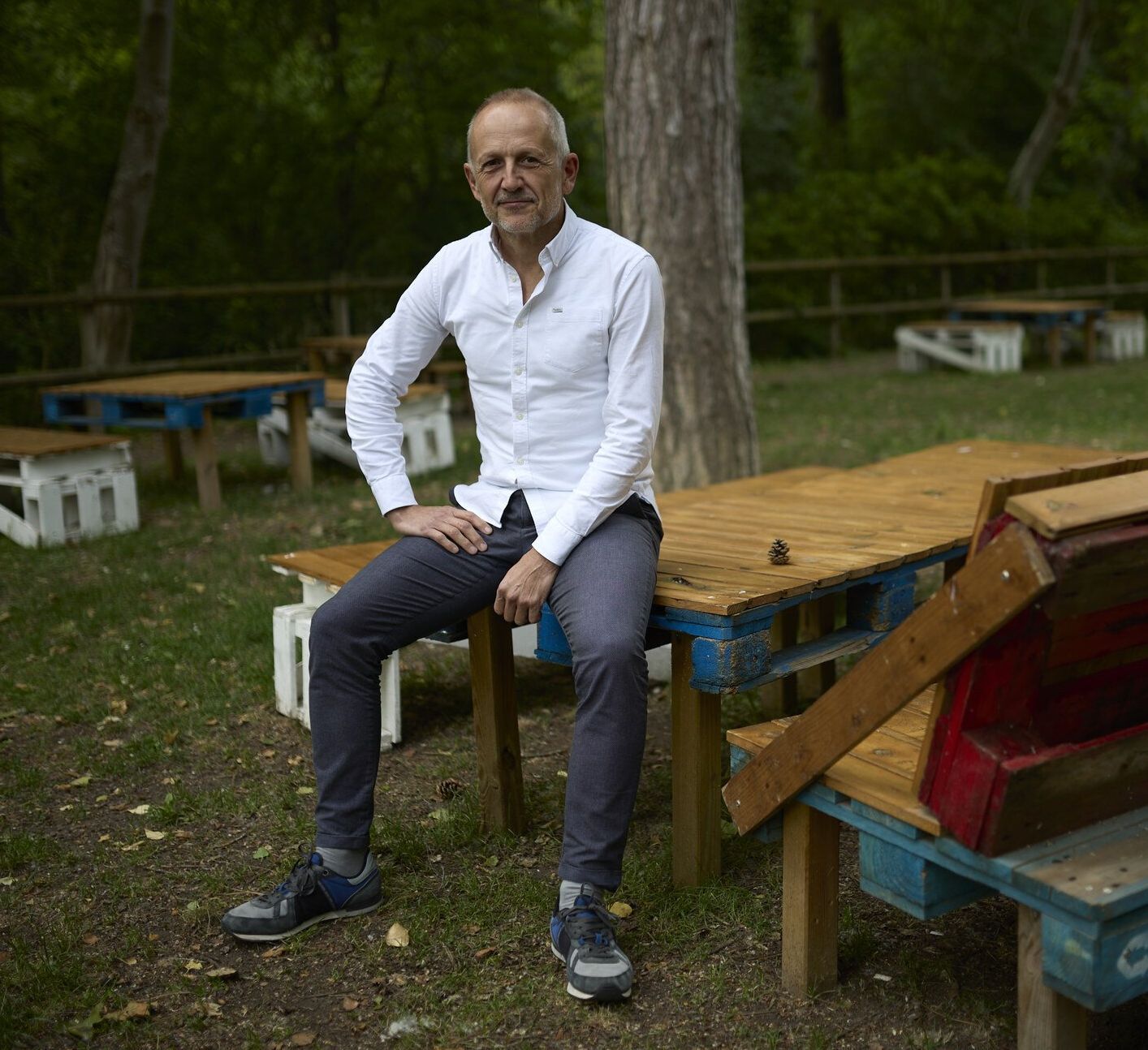 David Campión, que también es alcalde del Valle de Ollo, posa en la terraza del molino de San Andrés, uno de los recursos de la MCP.