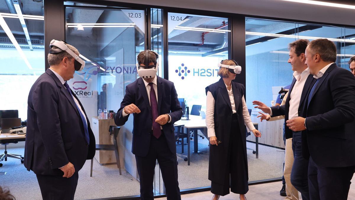 Imanol Pradales (c), Elixabete Etxanobe (d)y Juan Mari Aburto (i), durante la inauguración en Bilbao de la ampliación de la Torre BAT (B Accelerator Tower).