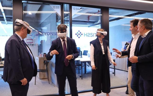 Imanol Pradales (c), Elixabete Etxanobe (d)y Juan Mari Aburto (i), durante la inauguración en Bilbao de la ampliación de la Torre BAT (B Accelerator Tower).