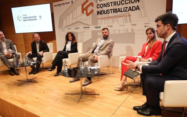 De izquierda a derecha, Ricardo Elorza, moderador de la mesa redonda, con Santiago Iribarren, Maider Alzola, Alejandro Pineda, Laura Gil y Jon Ansoleaga. / Pankra Nieto De izquierda a derecha, Ricardo Elorza, moderador de la mesa redonda, con Santiago Iribarren, Maider Alzola, Alejandro Pineda, Laura Gil y Jon Ansoleaga.
