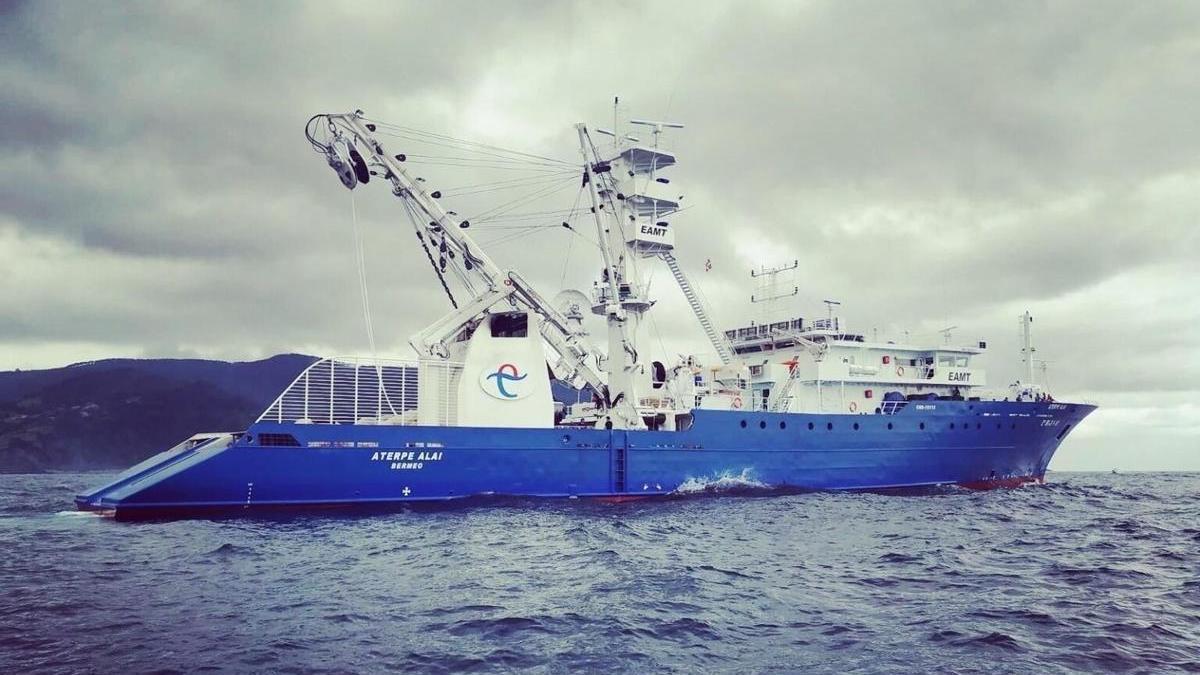 Un atunero vasco navegando.