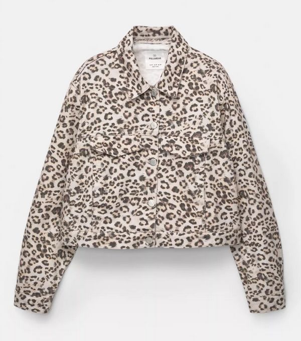 Cazadora con estampado de leopardo de Pull&Bear.