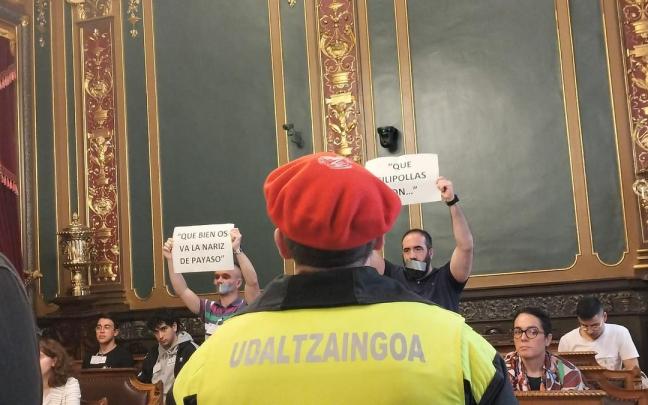 Un momento de la protesta de la Policía Municipal en el pleno de Bilbao Un momento de la protesta de la Policía Municipal en el pleno de Bilbao