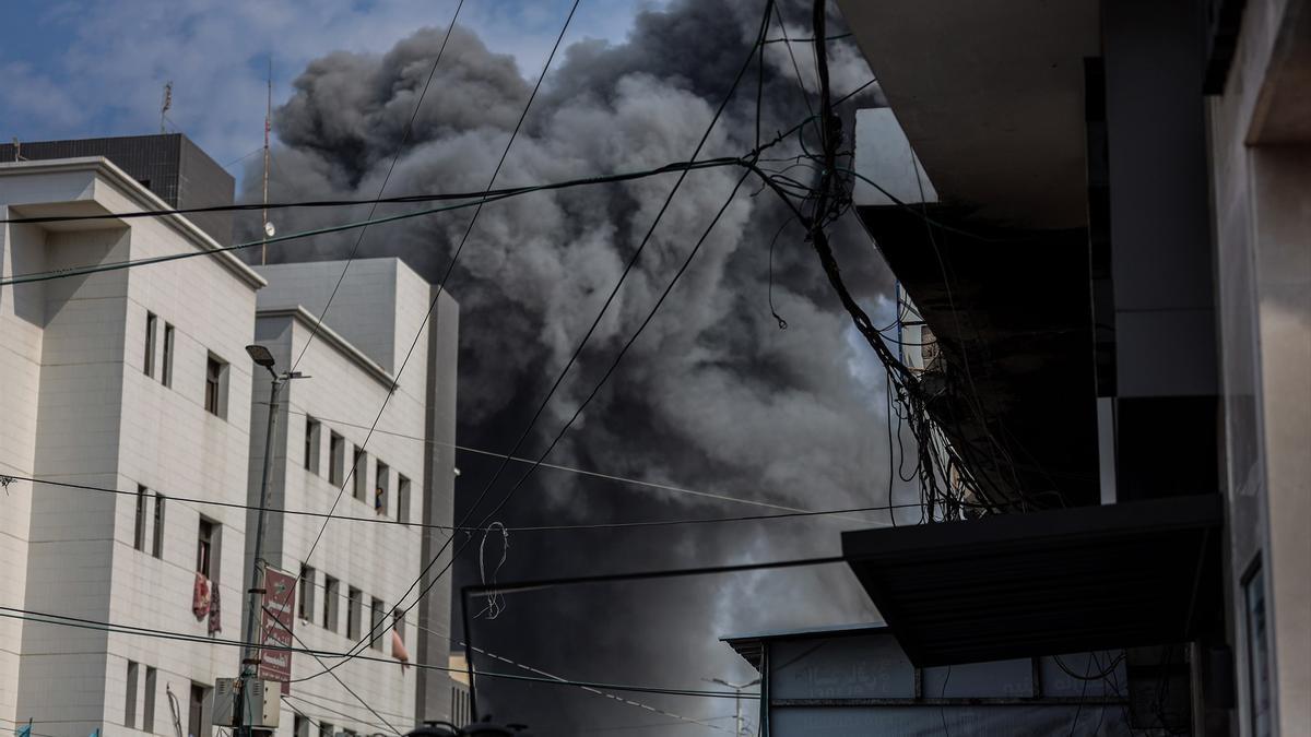 Una columna de humo provocada por un bombardeo israelí en Gaza en una imagen de archivo.