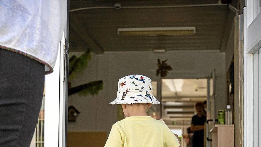 Un niño de corta edad entra a la haurreskola en el primer día de curso