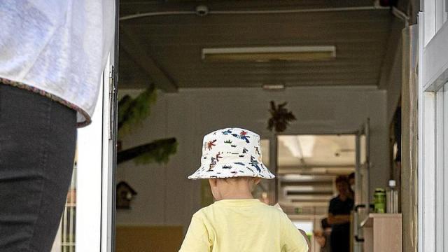 Un niño de corta edad entra a la haurreskola en el primer día de curso