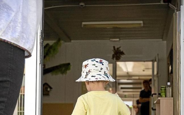 Un niño de corta edad entra a la haurreskola en el primer día de curso